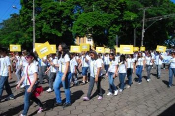 Foto - DESFILE DO ANIVERSÁRIO DA CIDADE - 2010 - 85 ANOS