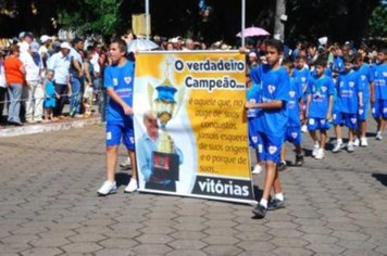 Foto - DESFILE DO ANIVERSÁRIO DA CIDADE - 2010 - 85 ANOS