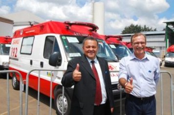 Foto - Entrega da SAMU ao prefeito Ediney em Tatuí