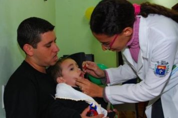 Foto - VACINAÇÃO CONTRA A PARALISIA INFANTIL EM PARAGUAÇU