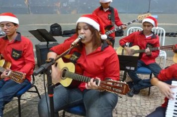 Foto - EnCantos de Natal - Viola & Cia na Casa do Papai Noel