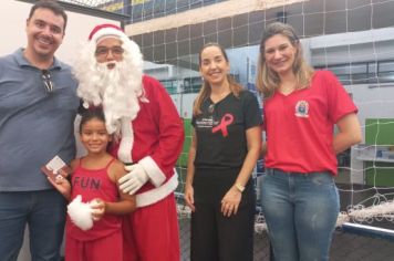 Foto - Departamento de Saúde entrega brindes a crianças que participaram da Campanha Natal Sem Dengue