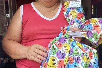 Foto - Departamento de Saúde entrega brindes a crianças que participaram da Campanha Natal Sem Dengue