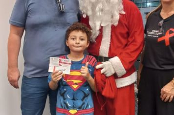 Foto - Departamento de Saúde entrega brindes a crianças que participaram da Campanha Natal Sem Dengue