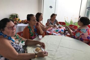 Foto - Assistência Social comemora o Dia da Mulher em ritmo tropical