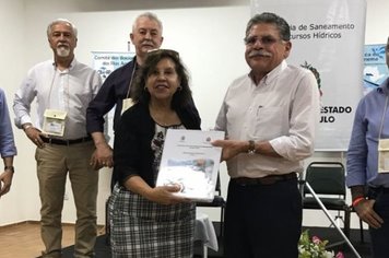 Prefeita Almira recebe o Plano Municipal de Saneamento Básico de Paraguaçu