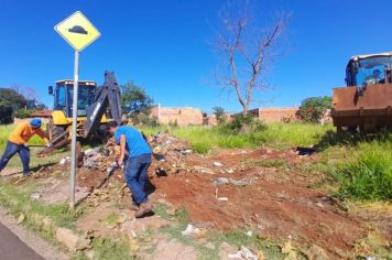 Prefeitura recolhe grande volume de lixo irregular nas vias de acesso ao 
