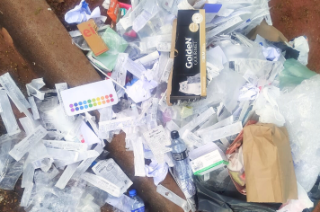 Crime ambiental: lixo veterinário é descartado no estacionamento da Prefeitura Municipal