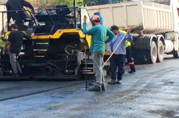 Prefeitura de Paraguaçu segue com recape asfáltico em ponto crítico próximo ao Cemitério da Paz