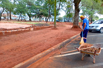 Obras avançam e nova calçada do bosque da Prefeitura começa a tomar forma