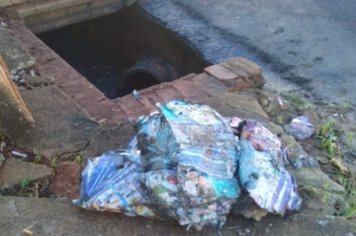 Prefeitura limpa, mas bueiros são entupidos com sacolas plásticas e panfletos de propaganda