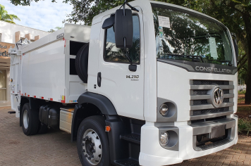 Novo caminhão vem robustecer o trabalho de coleta de lixo em Paraguaçu Paulista