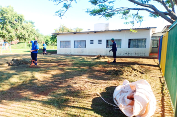 Prefeitura de Paraguaçu faz poda e limpeza no gramado da escola infantil Balão Mágico 