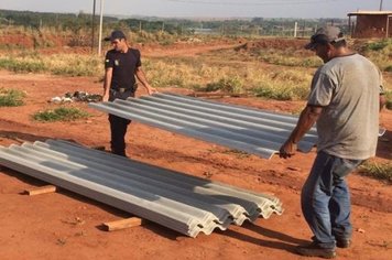 Defesa Civil de Paraguaçu entrega telhas para famílias prejudicadas em temporal