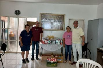 Departamento Municipal de Esporte e Lazer faz entrega de leite à Associação Paraguaçuense de Combate ao Câncer