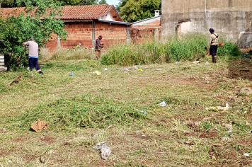 Prefeitura limpa terreno na Vila Affini e recolhe lixo deixado por moradores em situação de vulnerabilidade