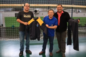Prefeito Antian entrega agasalhos para professores de projetos esportivos