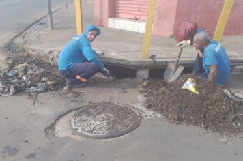 Descarte de lixo nas ruas obstrui bueiro em avenida na Barra Funda 