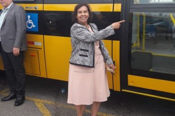 Prefeita recebe dois ônibus para o transporte escolar de Paraguaçu