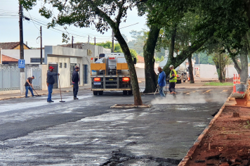 Secretaria Municipal de Obras segue com recape asfáltico na Rua Guerino Matheus e no estacionamento '45graus'