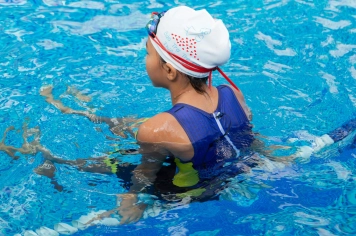 Natação gratuita para jovens: Prefeitura abre vagas para aulas na Piscina Municipal