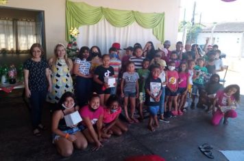 Crianças do Clube da Juventude recebem chocotones e brinquedos