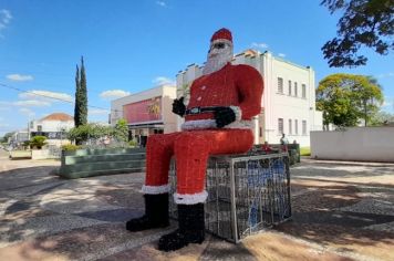 Prefeitura inicia a instalação de decoração de Natal na Praça da Matriz