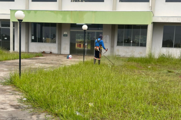 Centro de Convergência recebe manutenção com poda de grama e limpeza geral