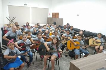 Projeto abre inscrições para aulas de canto, dança, teatro e violão