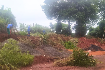Trabalhadores operam nos fundos da antiga Ceagesp - onde está o Departamento de Obras