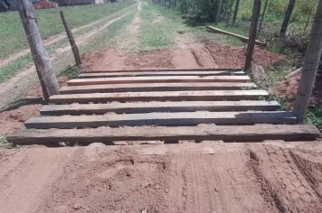 Departamento de Obras realiza manutenção em estradas rurais, pontes e mata-burros