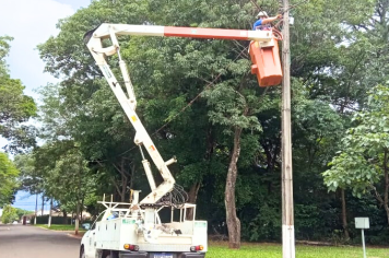 Equipe do setor elétrico atua em duas frentes: iluminação pública e podas reparadoras de árvores