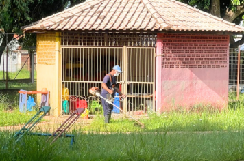 Equipe de limpeza inicia o dia com ação na Escola Irmã Lúcia, na Vila Galdino
