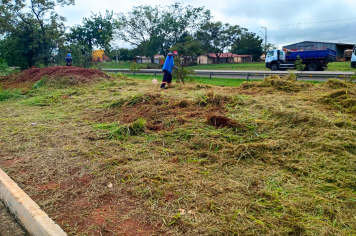 Mutirão de limpeza e capinagem avança no Conjunto Lina Leuzzi e entorno da SP-284