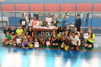 Adolescentes recebem novos uniformes do Projeto SESI ESPORTES em Paraguaçu Paulista
