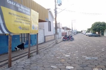 Prefeitura retoma obra das vias em bloquete, no centro de Paraguaçu