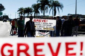 Greve de caminhoneiros entra no 9º dia; postos começam a receber combustível, mas protestos seguem