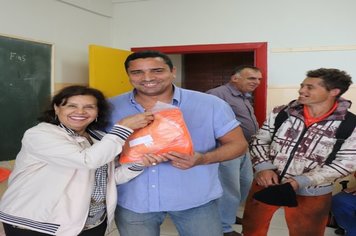 Coletores de lixo de Paraguaçu recebem novo uniforme