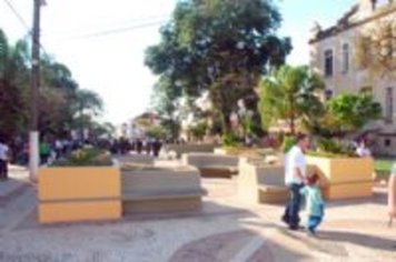 Prefeito faz a entrega simbólica da praça do Centro Administrativo Isidoro Baptista