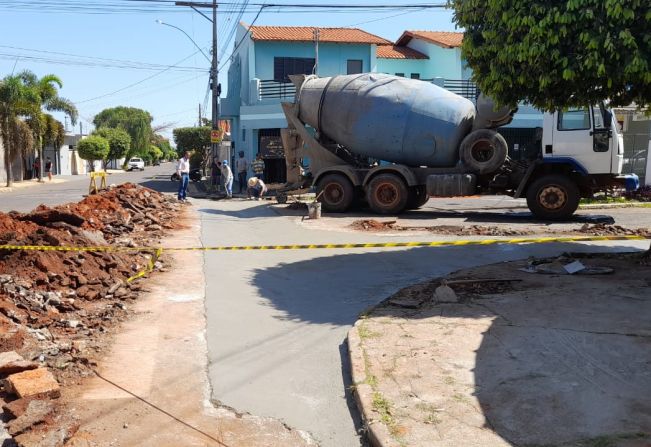 Prefeitura concluiu a construção de um sarjetão na Avenida Galdino