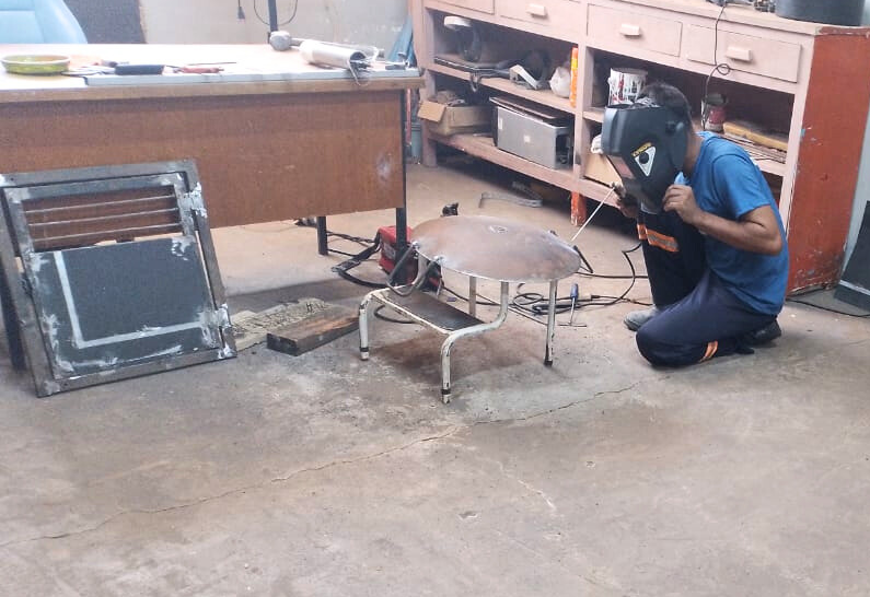 Mais caixas de disjuntores em ambientes públicos estão sendo protegidas com 'capa de ferro'