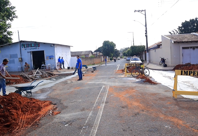 Prefeitura instala dois sarjetões no cruzamento da Rua Tokow Yamada x Francisco Gonçalves, na Vila Nova