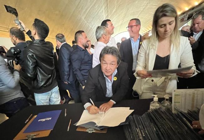 Prefeito assina convênio para melhorias em Conjuntos Habitacionais de Paraguaçu