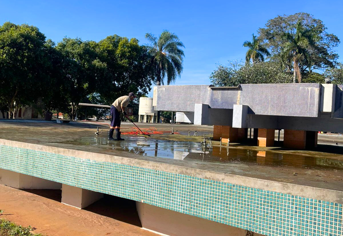 Prefeitura realiza limpeza na Fonte Luminosa e reforça cuidados com a dengue