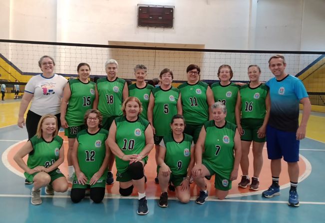 Equipe de vôlei do CCI participa de competição regional em Tarumã e se sagra campeã