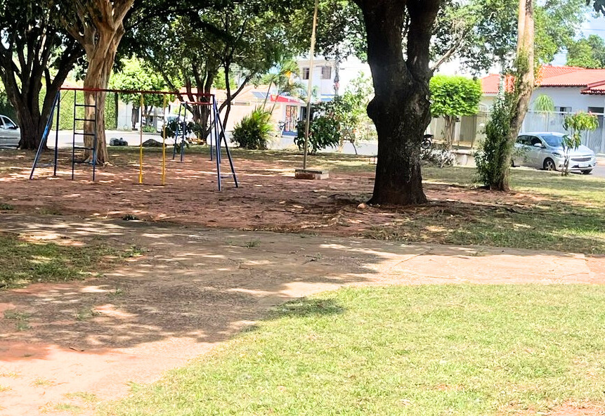 Prefeitura intensifica os serviços de limpeza em praças da cidade