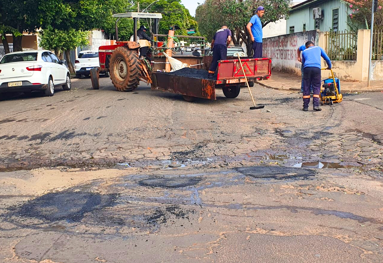 Trecho da Rua Maria Paula Gambier Costa será recapeada após tapa-buracos emergencial