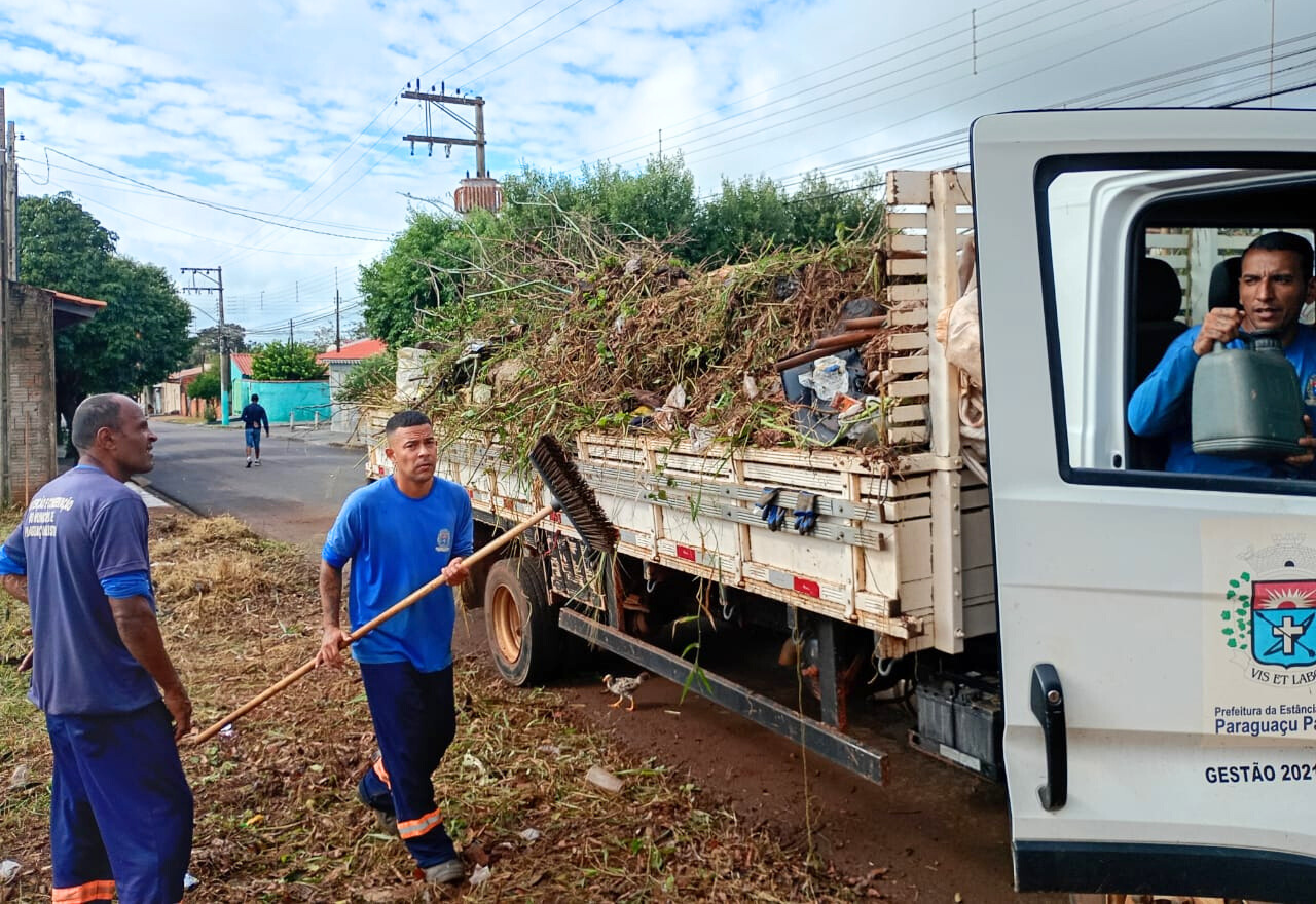 Não é somente o mato alto, é o entulho descartado irregularmente pela população 