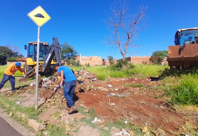 Prefeitura recolhe grande volume de lixo irregular nas vias de acesso ao 