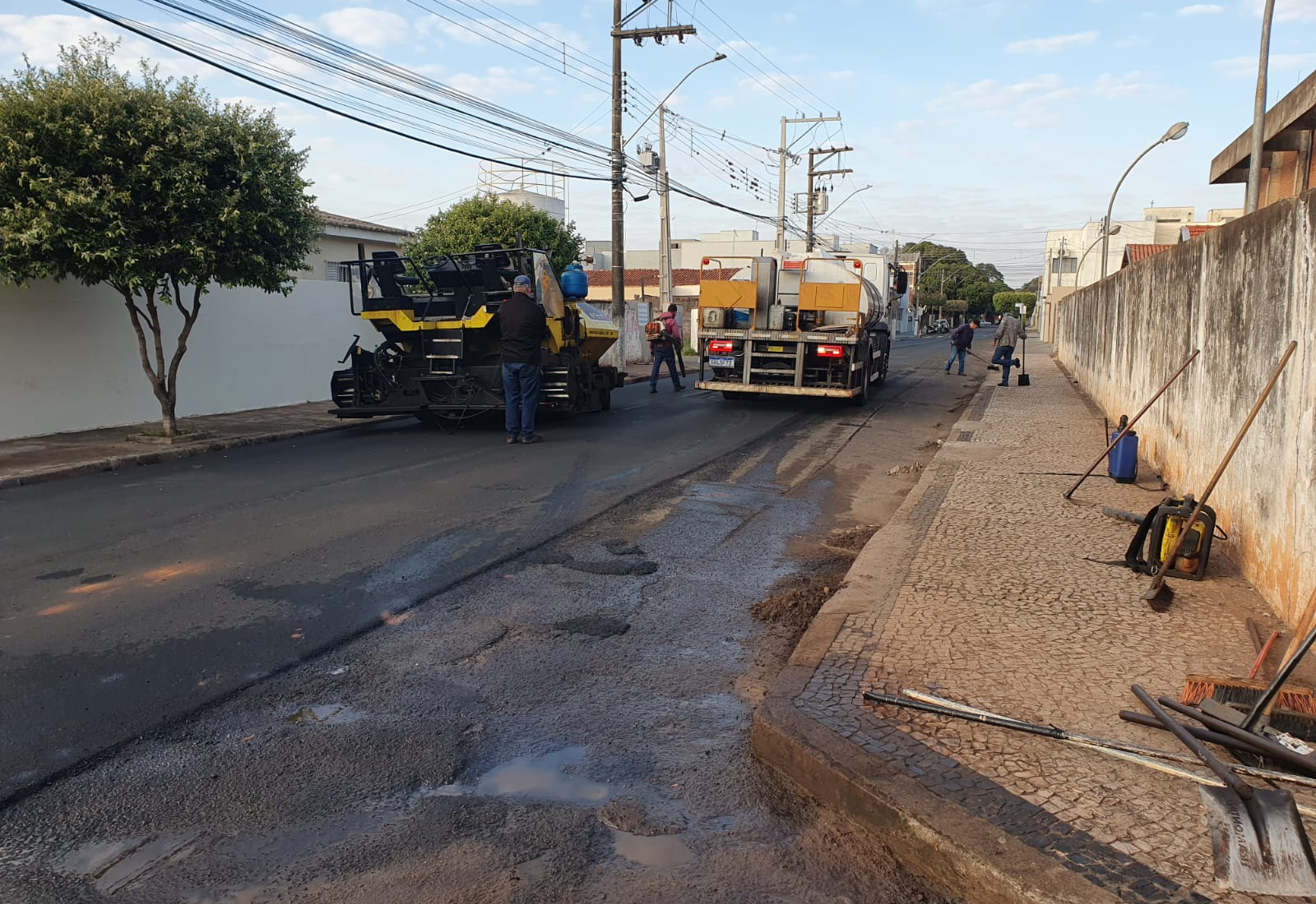 Recape asfáltico avança na Rua Maria Paula Gambier Costa em Paraguaçu Paulista